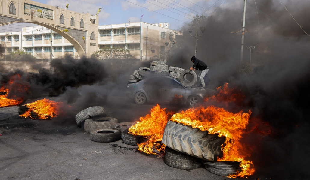 Manifestantes palestinos bloquean una carretera en Jericó el pasado lunes, tras la incursión de fuerzas israelíes