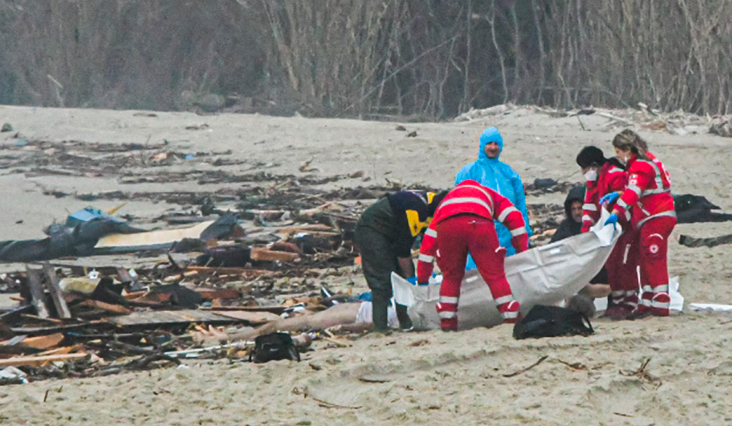Los equipos de rescate recogen el cuerpo de uno de los náufragos en Cutro, sur de Italia