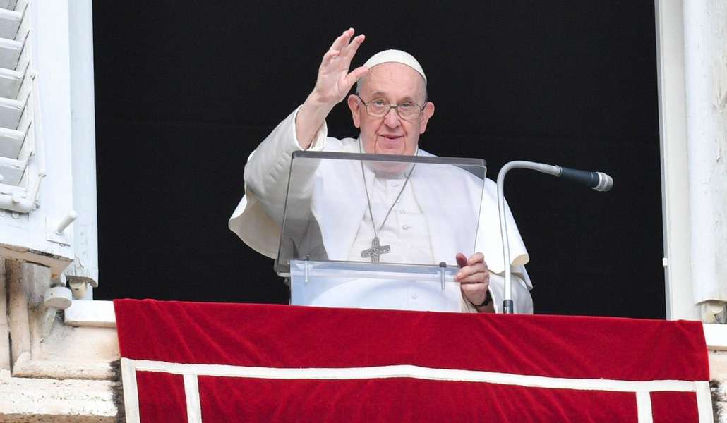 El Papa saluda a los fieles durante el ángelus de este domingo