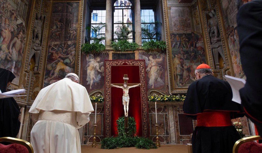 El Papa Francisco preside una celebración penitencial en el marco de un encuentro sobre abusos en el Vaticano en 2019