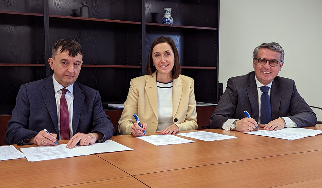Los ecónomos José Luis Bravo (izda.) y Anastasio Gil con la directiva de Repsol