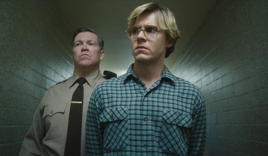 El asesino Jeffrey Dahmer es interpretado por Evan Peters