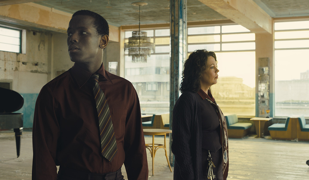 La vida de Hilary, interpretada por Olivia Colman, cambia cuando entra en su vida Stephen (Micheal Ward)