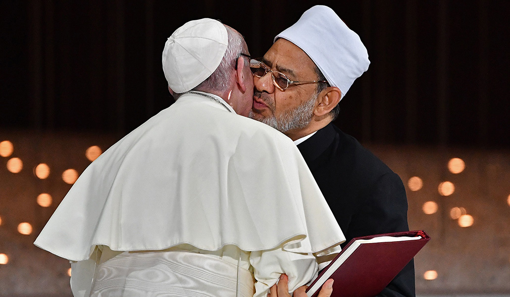 Beso a Al Tayeb tras firmar en 2019 el documento de Abu Dabi