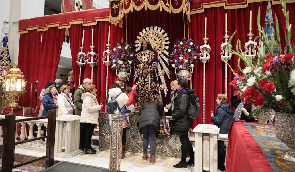 Los fieles veneran al Señor de Madrid