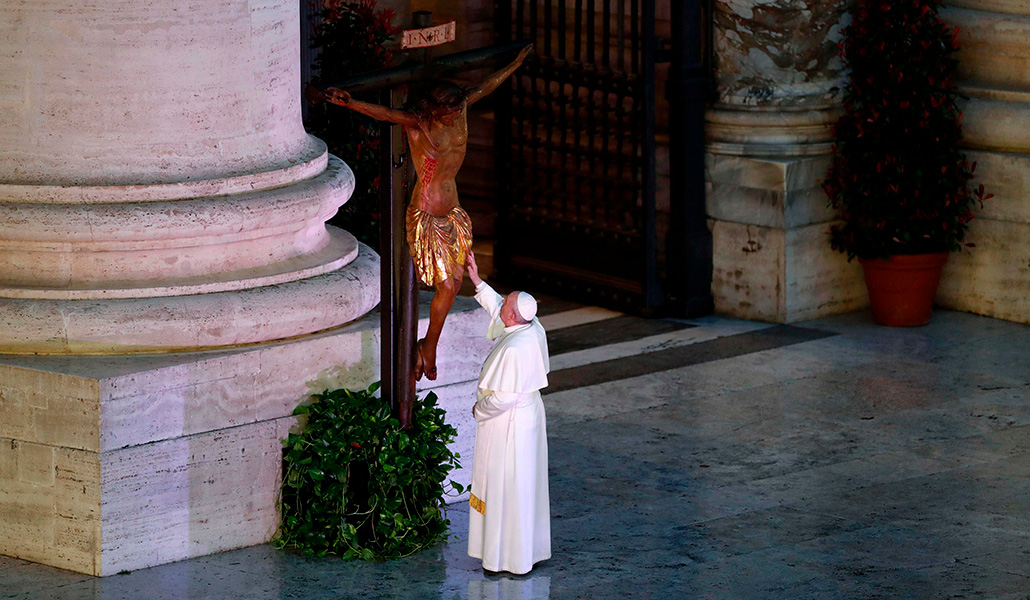 Francisco ante el llamado Cristo de la Peste durante la pandemia