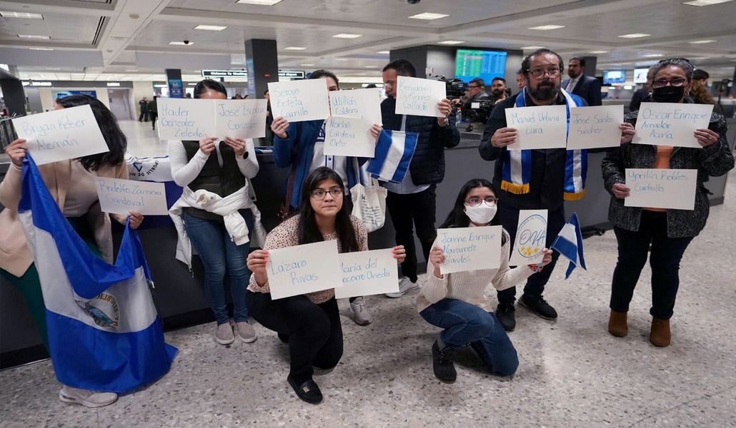 Un grupo de nicaragüenses espera en el aeropuerto de Dulles en Virginia a los deportados por Ortega