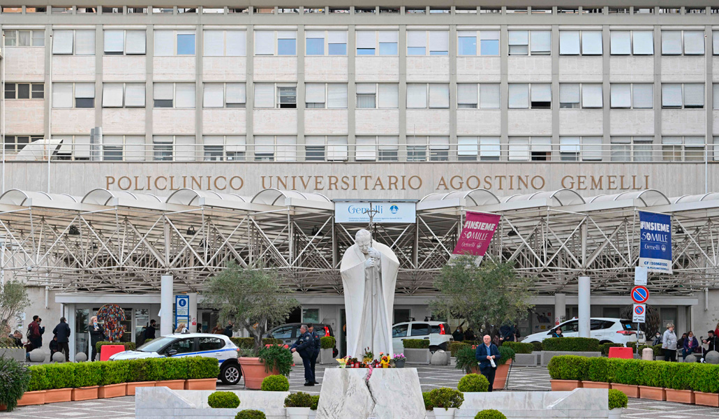 Exterior del hospital Gemelli, donde está ingresado el Papa Francisco