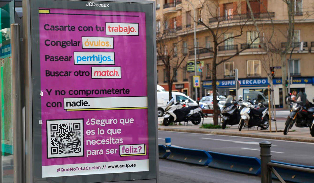 Una marquesina con un cartel de la campaña en Madrid