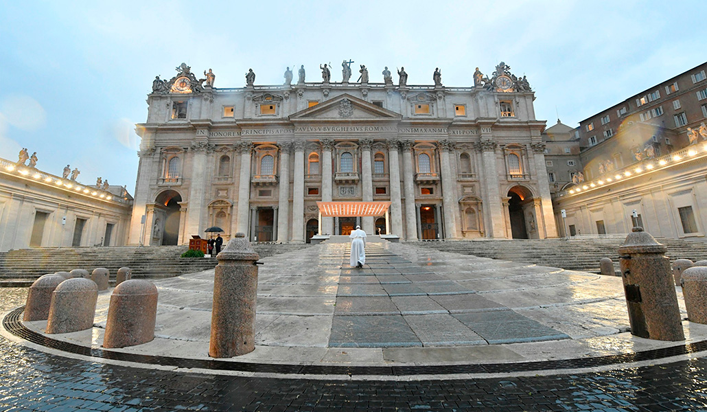 Plaza de San Pedro vacía durante la bendición extraordinaria 'urbi et orbi' del Papa Francisco por la pandemia en marzo de 2020