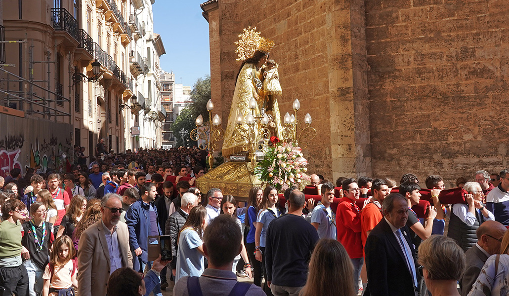 La Virgen en una procesión organizada por la pastoral juvenil en su peregrinación