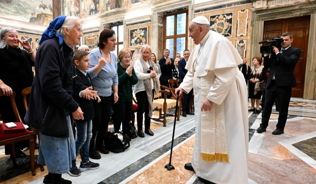 El Papa saluda a sor Geneviève durante la audiencia de este lunes