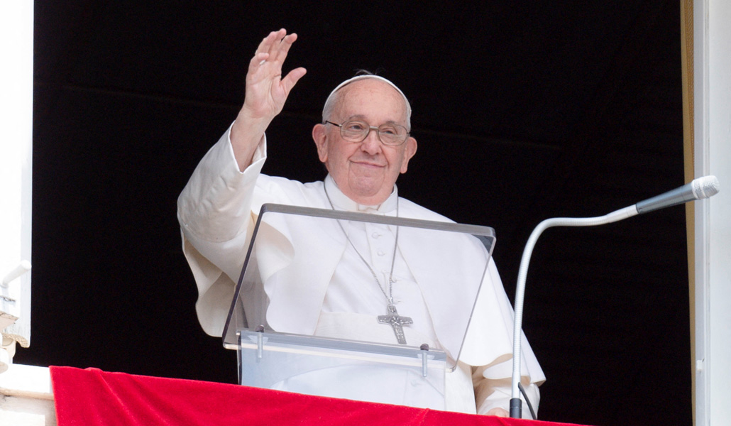 El Papa saluda a los fieles congregados en la plaza de San Pedro