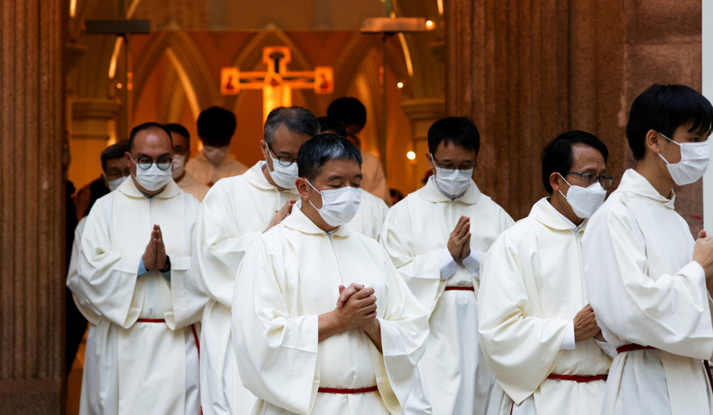 Sacerdotes católicos tras la celebración de una Eucaristía en Hong Kong en diciembre de 2021