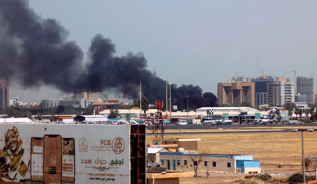 El aeropuerto Internacional de Jartum fue escenario de duros enfrentamientos