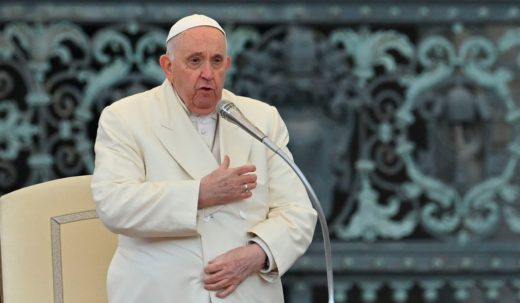 El Papa, durante la audiencia, después de recibir el alta médica