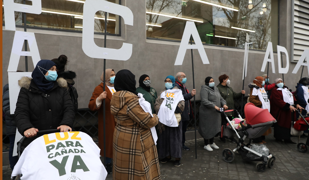 Protesta de los vecinos de la Cañada ante la Asamblea de Madrid