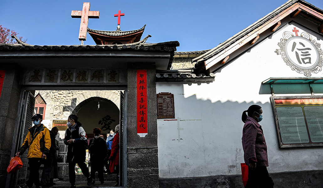 Fieles saliendo de una iglesia católica tras la Misa dominical en Dali, en la provincia de Yunnan, en enero de 2023