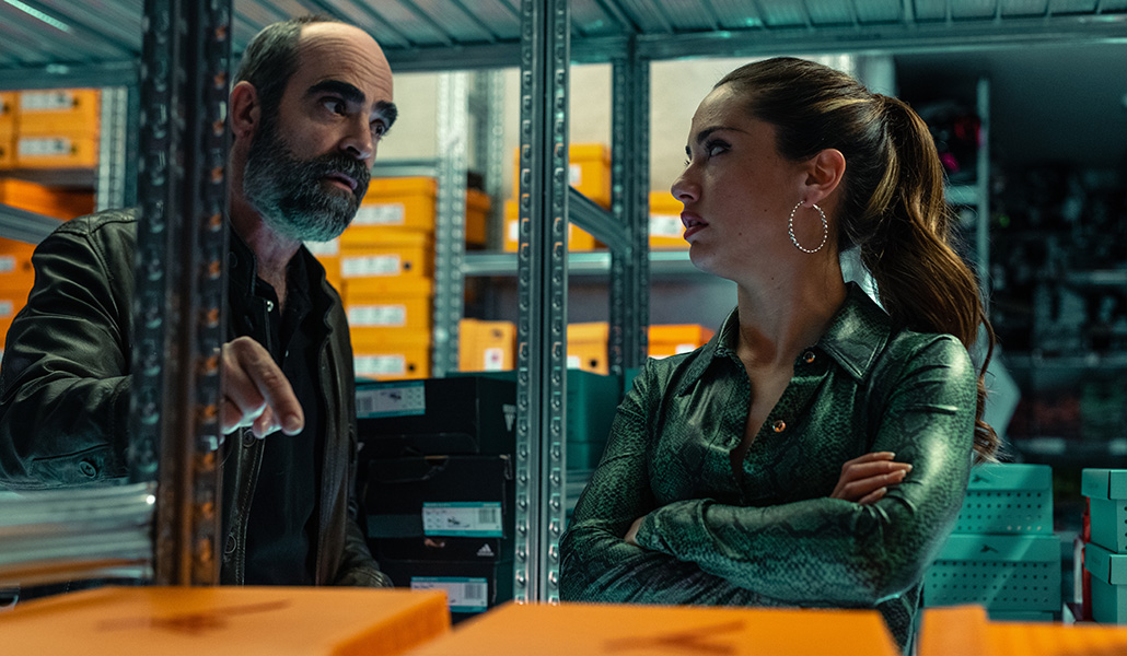 Rogelio (Luis Tosar) y Sole (Asia Ortega) en el segundo episodio de la serie