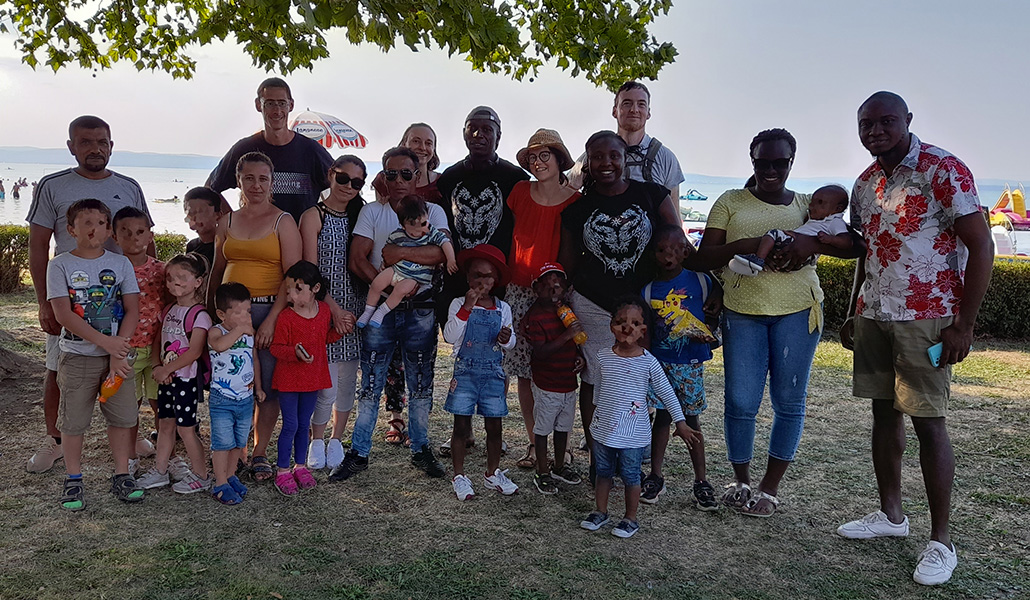 Refugiados de varios países en una excursión a Balaton con sus amigos de Sant’Egidio