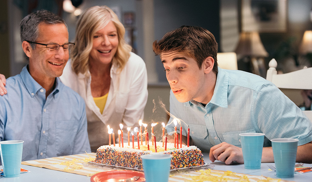 Jimmy Colton el día de su 18 cumpleaños junto a sus padres adoptivos