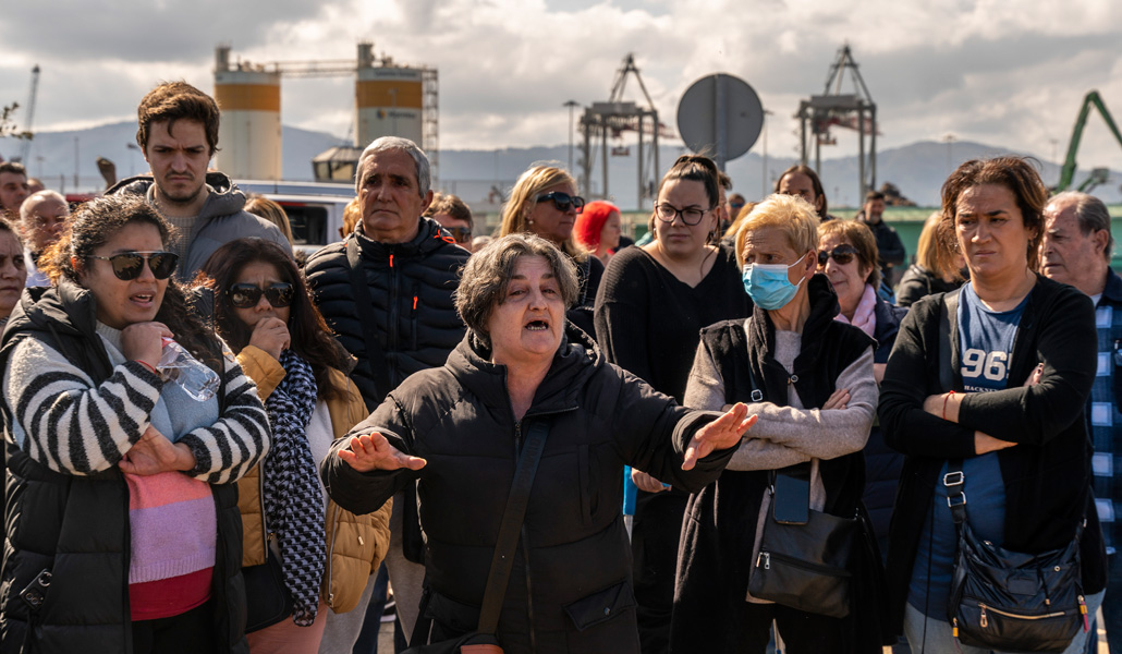 Familiares de los marineros fallecidos