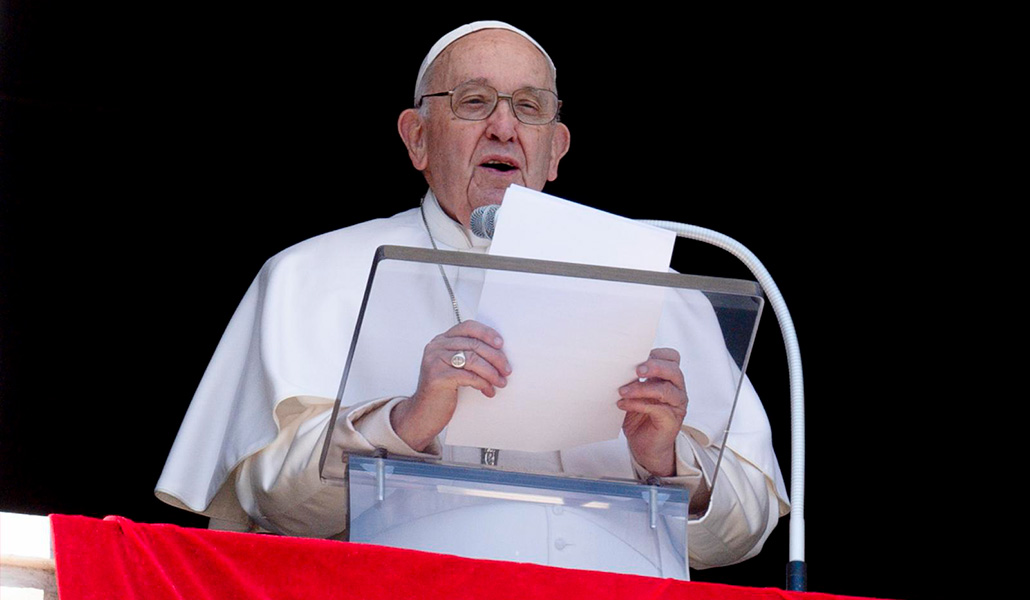 El Papa durante el rezo del 'Regina caeli' de Pascua