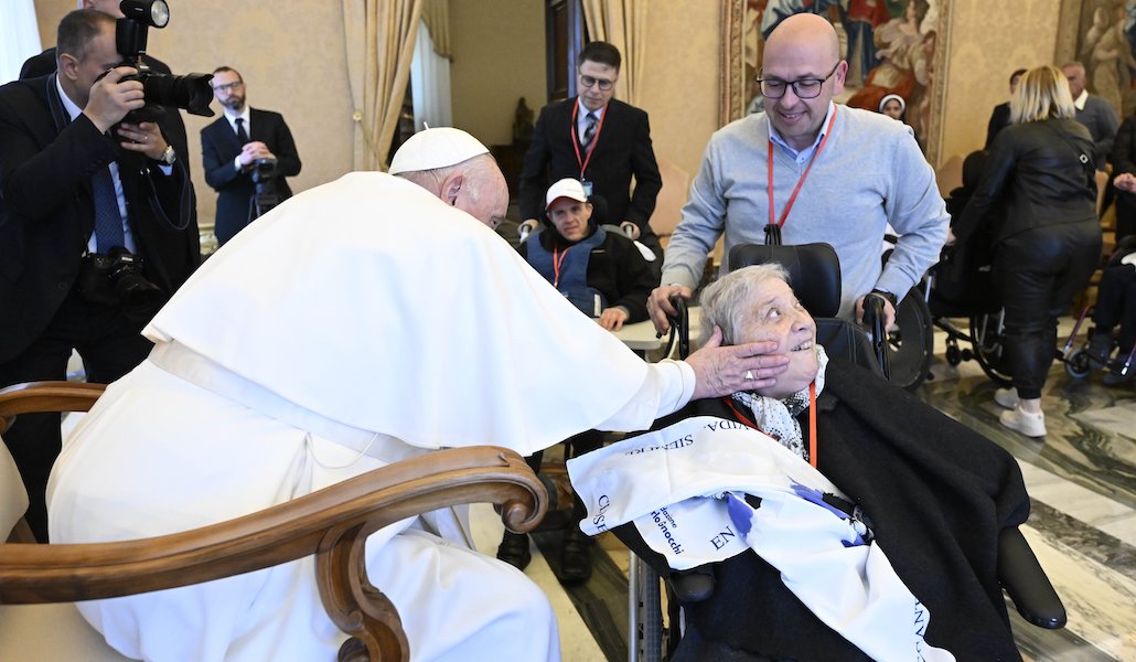El Papa Francisco saluda a una mujer tras un encuentro con representantes de institutos médicos religiosos