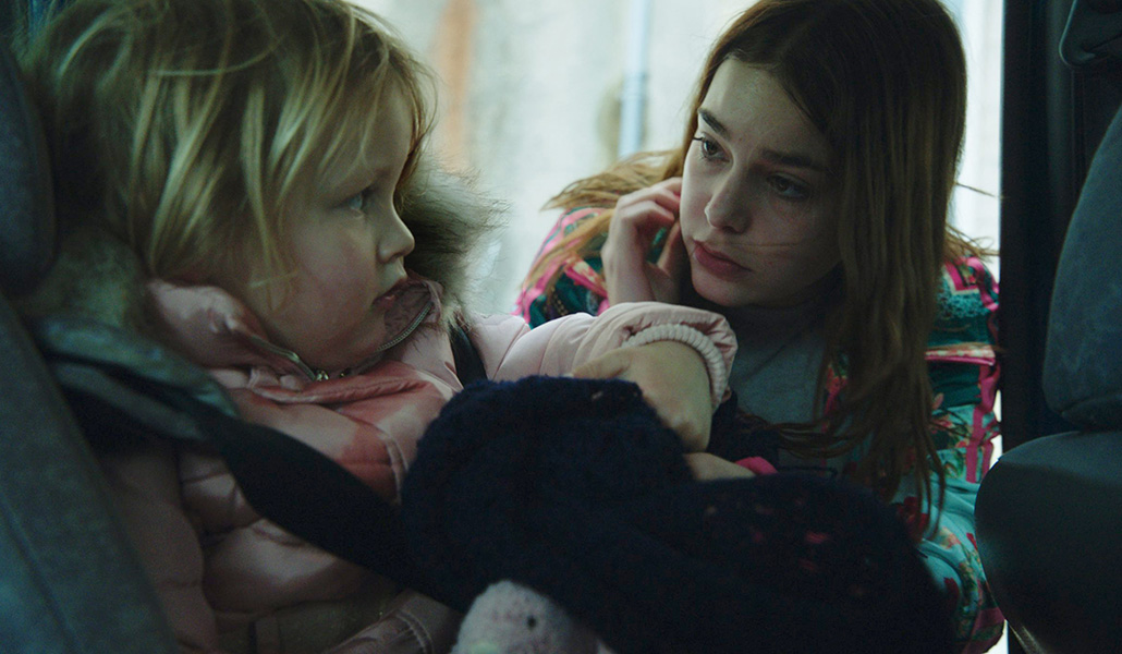 Camille experimenta con Diana, la hija de otra madre del centro, su acercamiento a la maternidad