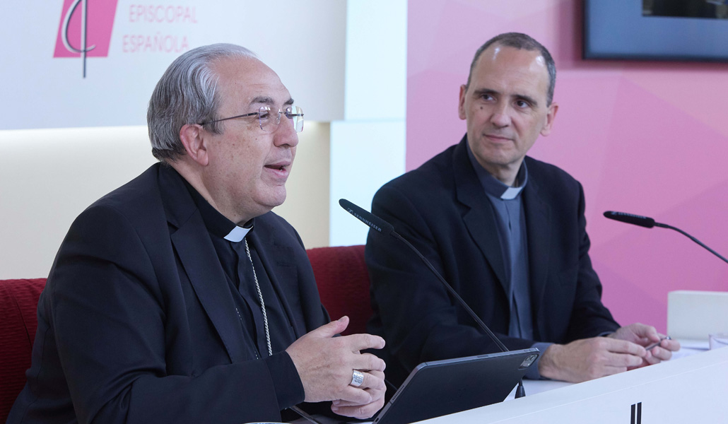 César García Magán (izquierda) durante la rueda de prensa