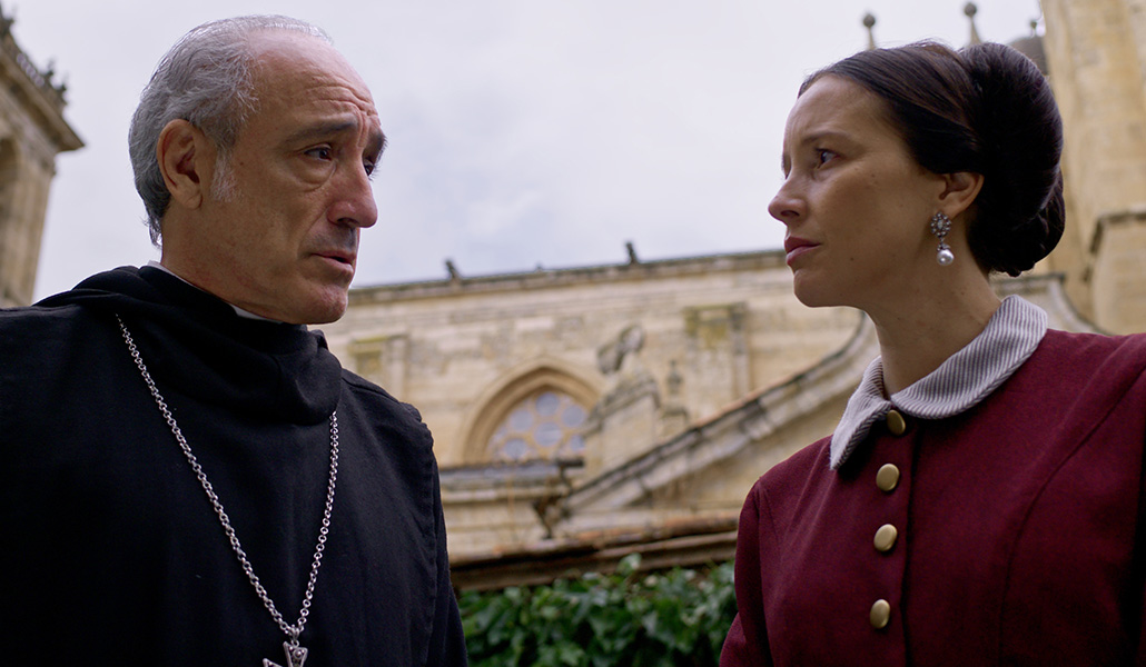 Antonia (Alexandra Ansidei), fundadora de las oblatas, junto al padre Serra (Roberto Álvarez)