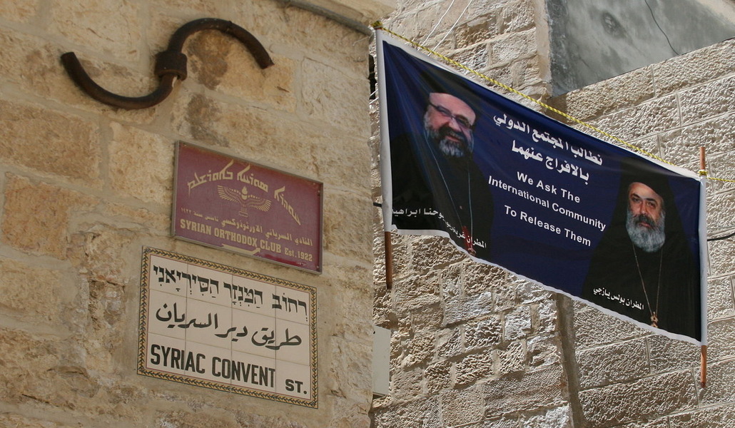 Un cartel en la Ciudad vieja de Jerusalén pide la liberación de los dos obispos