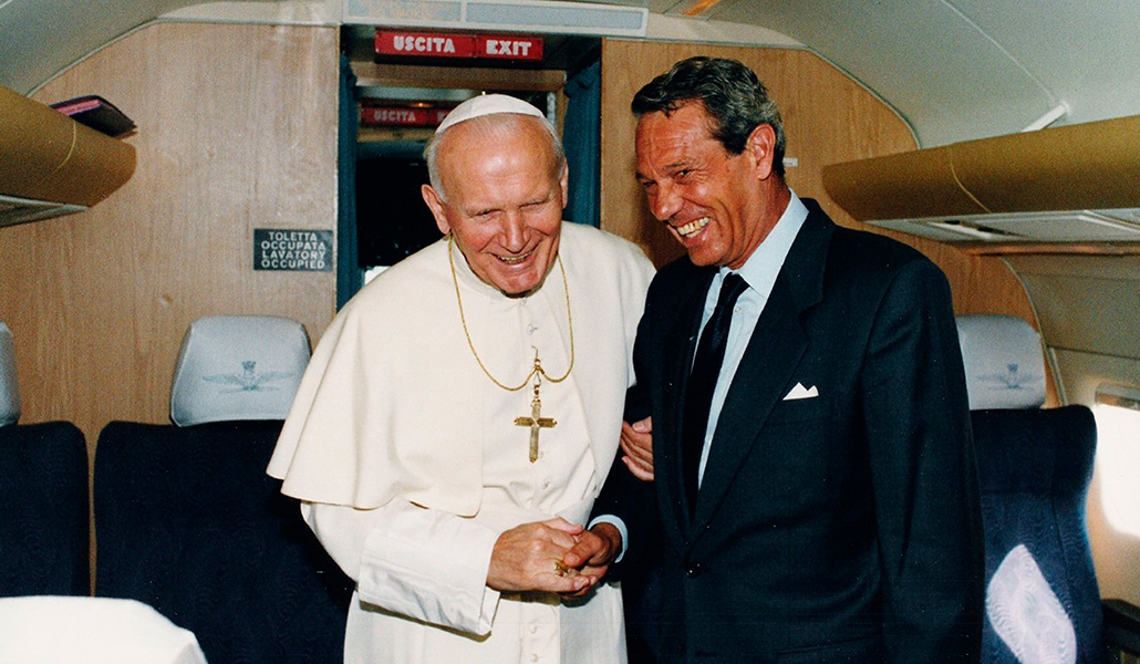 Juan Pablo II junto a Joaquín Navarro-Valls en el avión durante un viaje apostólico
