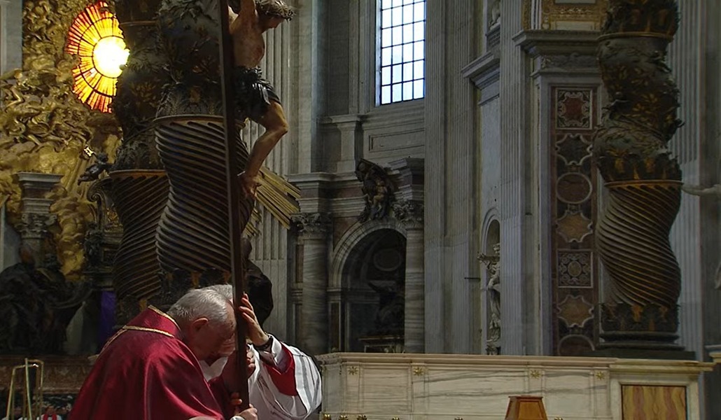 El Papa Francisco adora la Santa Cruz durante la celebración de la Pasión del Señor