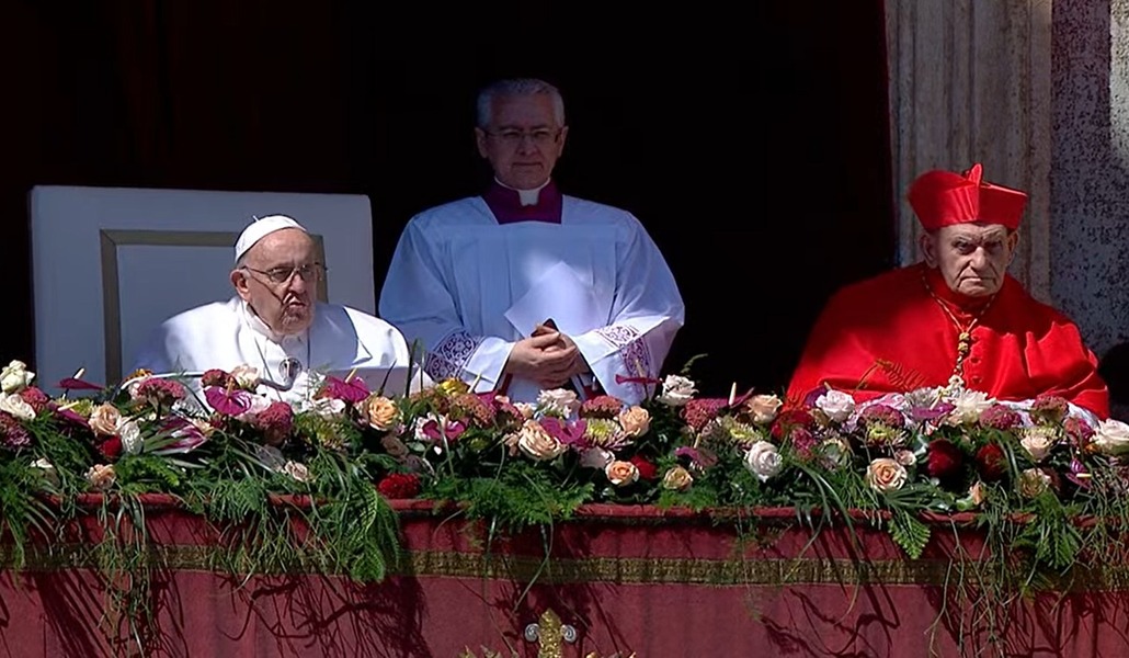 El Papa pronuncia la bendición 'urbi et orbi' junto al cardenal albanés Ernest Simoni