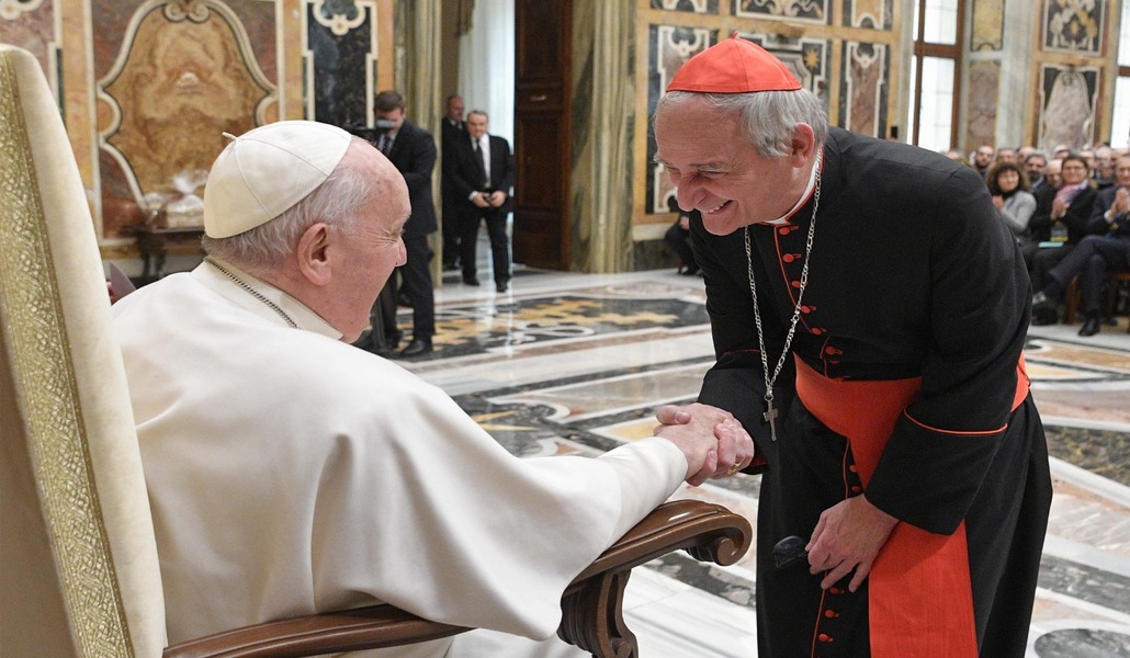 El cardenal Zuppi saluda al Papa en un encuentro en febrero