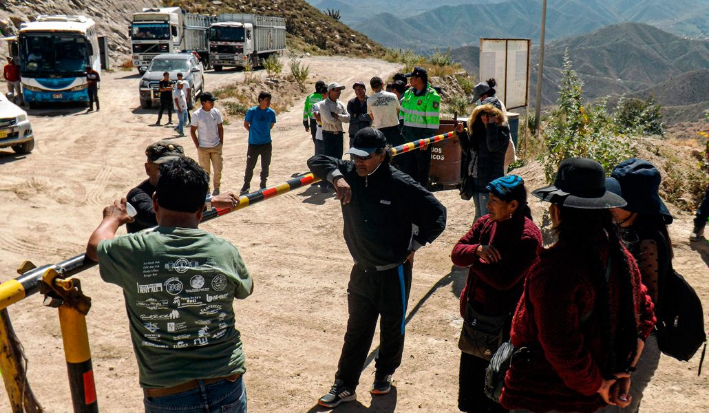 Familiares de los trabajadores esperan en la entrada de la mina el 7 de mayo