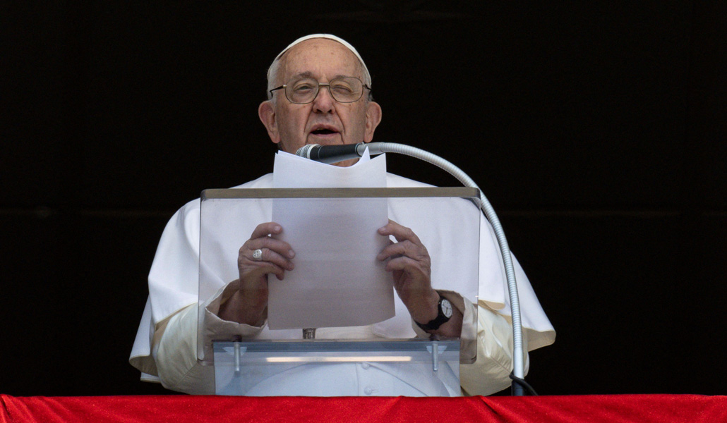 Francisco saluda a fieles y peregrinos al terminar el rezo del 'Regina caeli'