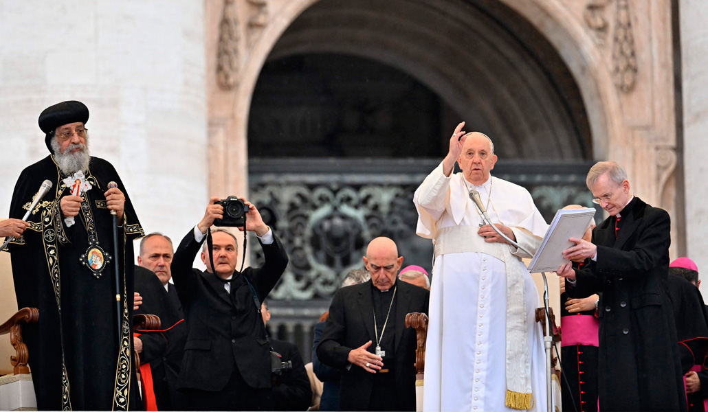 El Papa imparte la bendición en presencia de Tawadros II