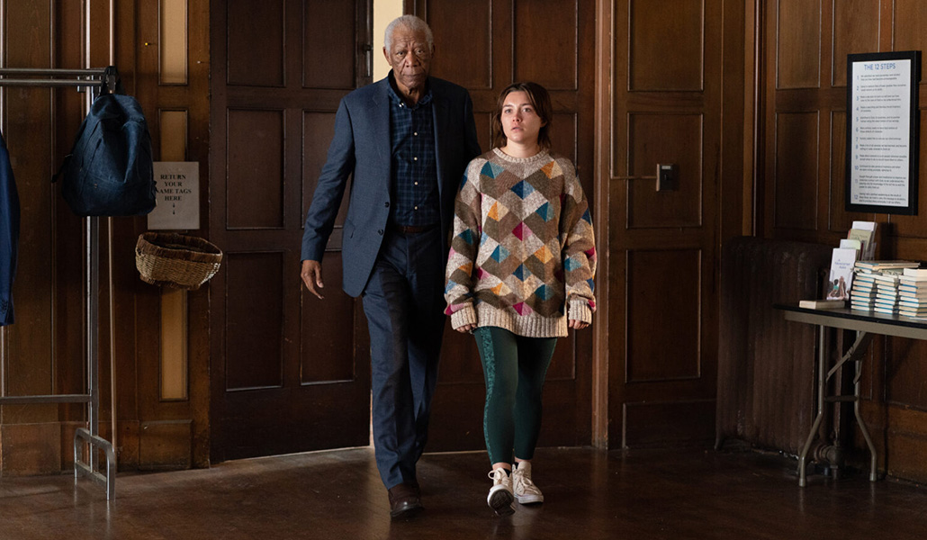 Daniel (Morgan Freeman) ayuda a Allison (Florence Pugh) a salir del infierno en el que vive