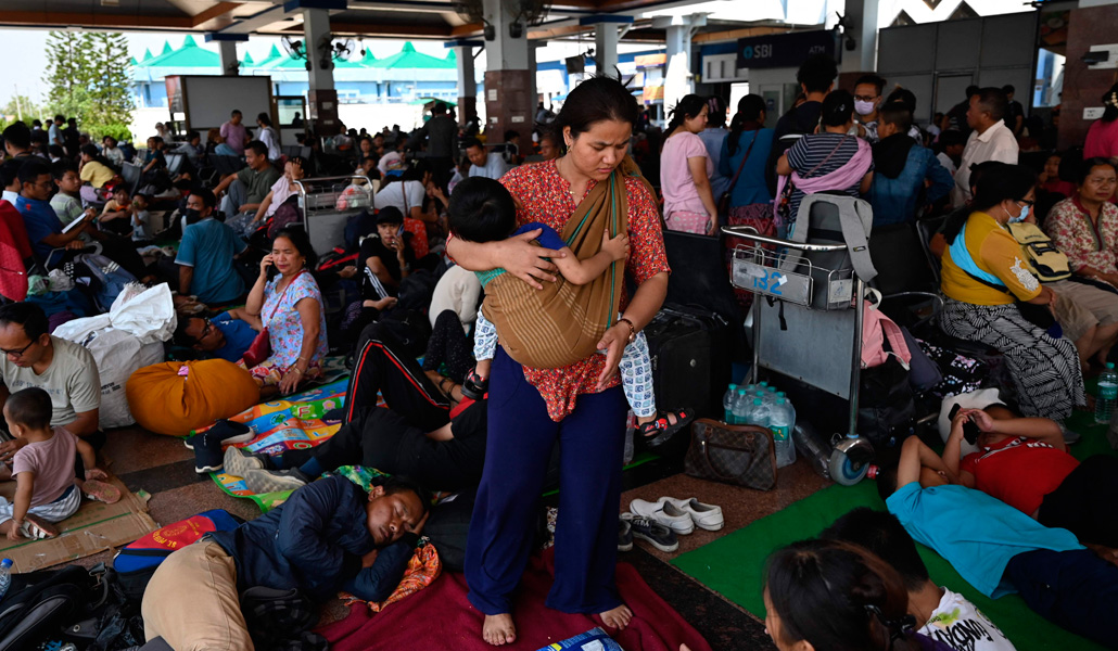 La gente se reúne en el aeropuerto de Imphal para huir de la violencia, el pasado sábado
