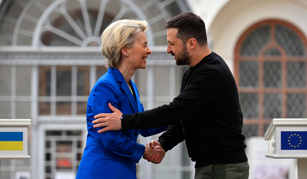 La presidenta de la Comisión Europea, Ursula von der Leyen, saluda al presidente ucraniano, Zelenski, al celebrar el Día de Europa en Kiev