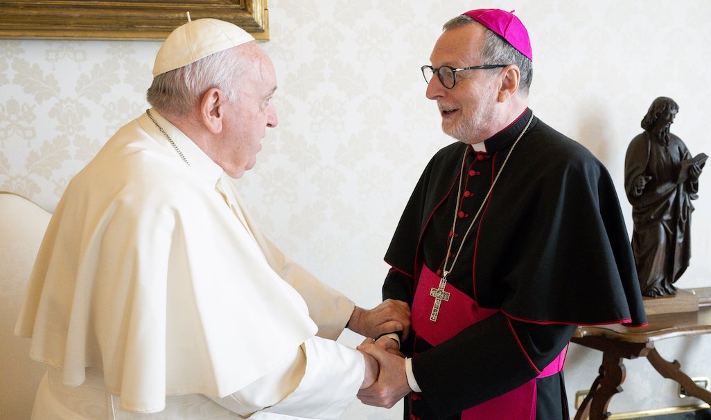 El Papa saluda a Claudio Gugerotti en el Vaticano el pasado mes de noviembre