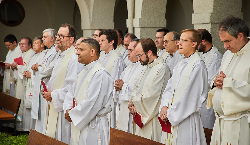 Sacerdotes participan en la Eucaristía en el monasterio de las oblatas en Madrid el año pasado