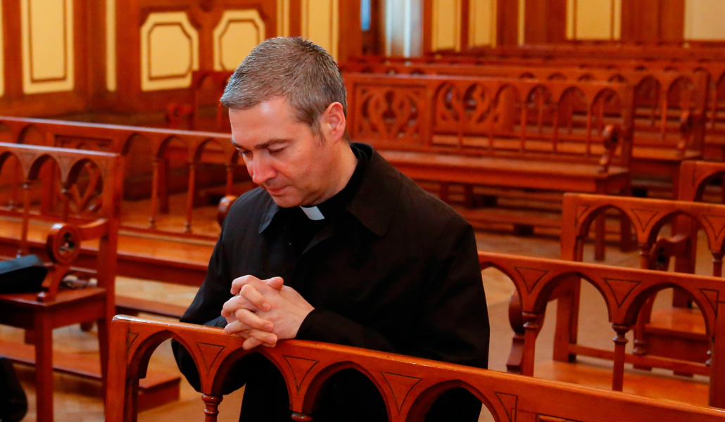 El sacerdote español Jordi Bertomeu en la capilla de la Universidad Católica de Santiago de Chile, en 2018