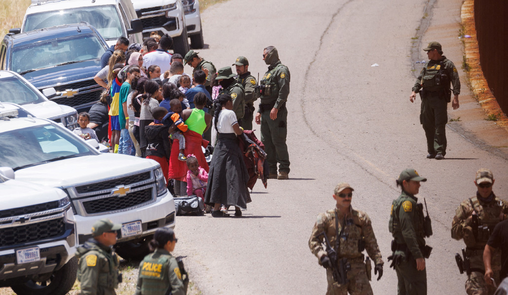 La patrulla fronteriza con un grupo de familias en la frontera cerca de San Diego (California)
