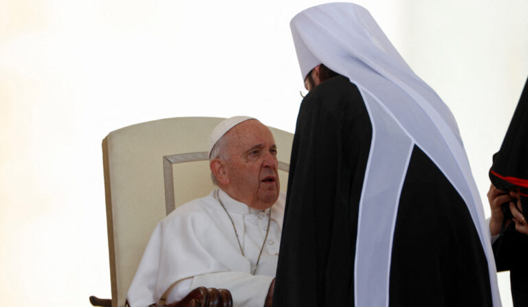 Saludo entre el metropolita y el Papa