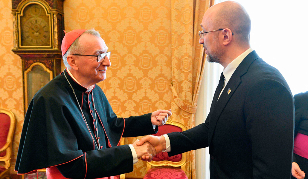 El cardenal Pietro Parolin saluda al primer ministro de Ucrania, Denys Shmyhal, el 27 de abril de 2023