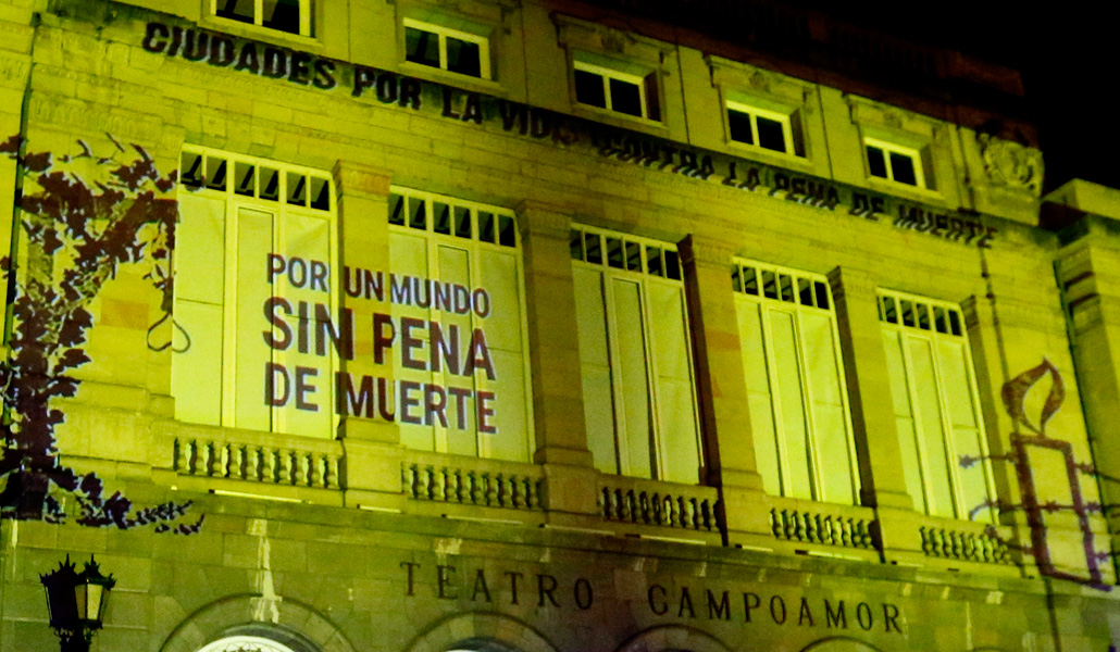 La fachada del Teatro Campoamor, de Oviedo, iluminada con la campaña de Amnistía Internacional
