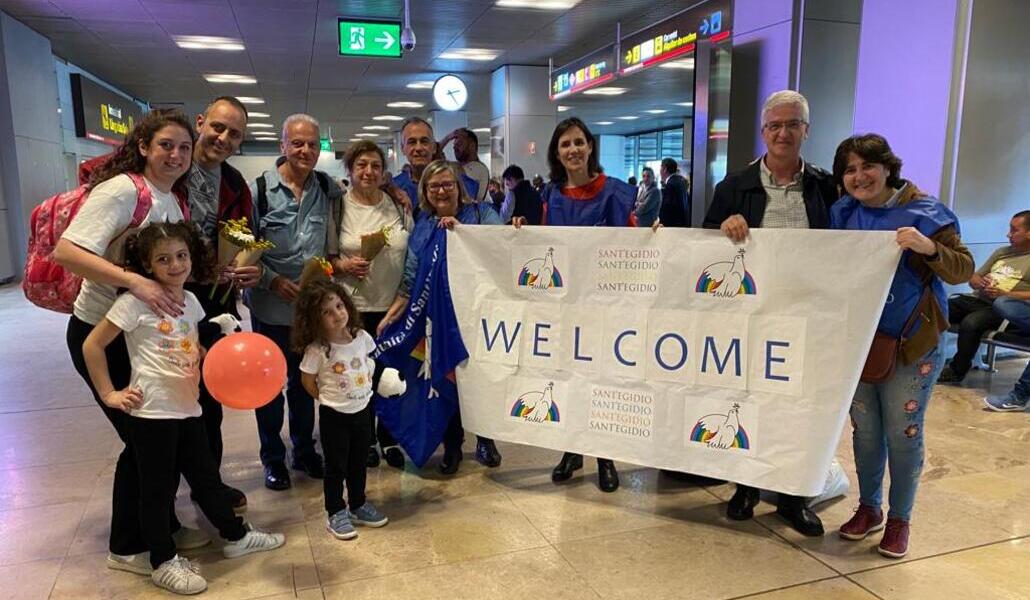 La familia de Fadi y Ruby, a su llegada a Barajas. A la derecha, Espigares